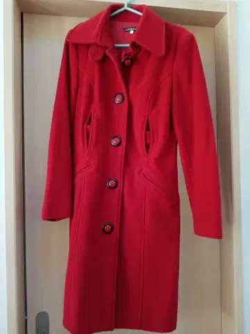 빨간색 버튼 달린 울 코트
