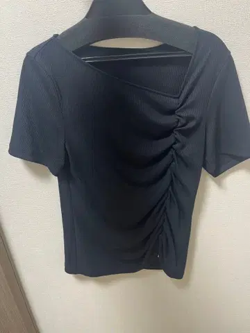 LOVELESS 비대칭 넥 상의