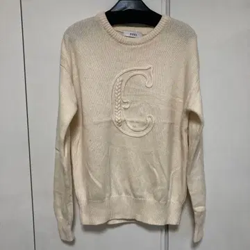 COEL 아이보리 C 자수 긴팔 스웨터