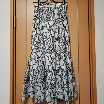 플레어 스커트 화이트 블랙 플라워 무늬