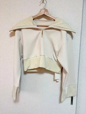 Acka 크림색 숏 기장 트레이닝복