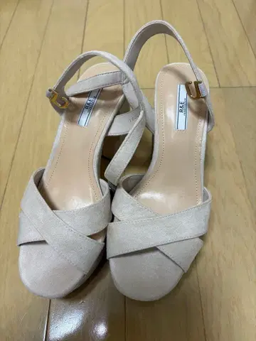 R&E 청키힐 크로스 스트랩 통굽 샌들