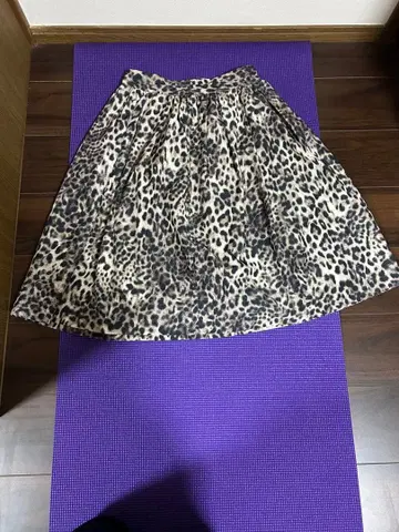 L'ESSAGE 레오파드 무늬 플리츠 스커트 무릎 기장