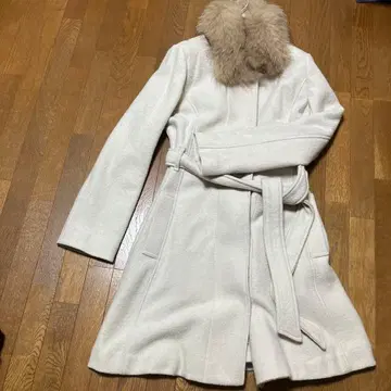 화이트 퍼 옷깃 롱 코트