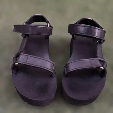Teva 블랙 스트랩 샌들
