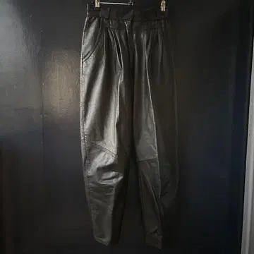 블랙 가죽 팬츠 턱 포함