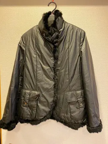 퍼 달린 블랙 다운 재킷