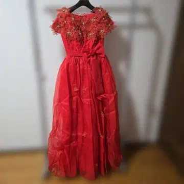 빨간색 꽃 장식 오프숄더 드레스