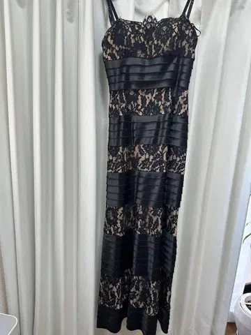 BCBGMAXAZRIA 스트라이프 레이스 맥시 드레스 4