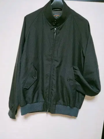 BEAMS 블랙과 브라운 스트라이프 점퍼