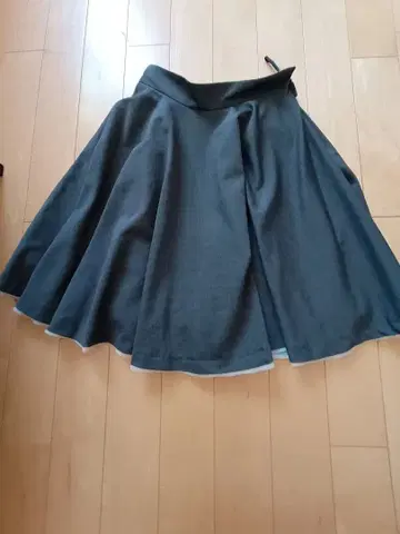 다크 그레이 플레어 스커트