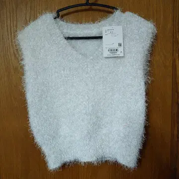 VIS에서 현재 매장 판매 상품입니다 라메 화이트 V넥 니트 베스트