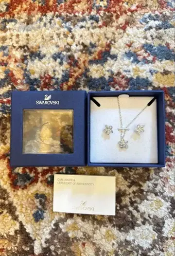 Swarovski 꽃 모티브 목걸이 귀걸이 세트 (4가지 색상의 보석)