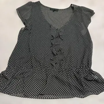 블랙과 화이트 물방울 패턴 반팔 블라우스