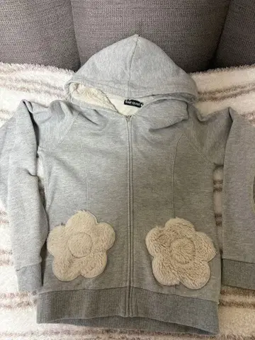 메리 퀀트 그레이 플라워 자수 후드티