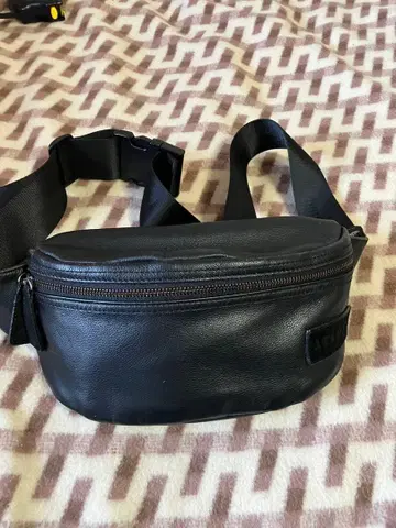 AVIREX 블랙 가죽 바디백