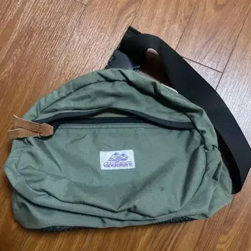 GREGORY 올리브 그린 숄더백