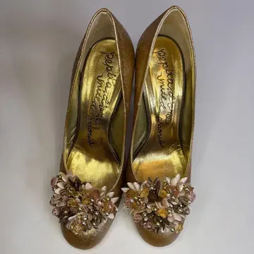 ODETTE E ODILE 플라워 액세서리 부착 골드 하이힐