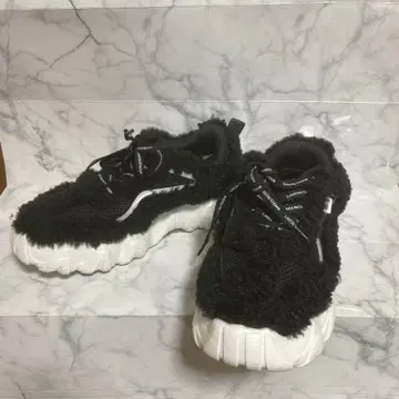 퍼 소재 블랙 스니커즈