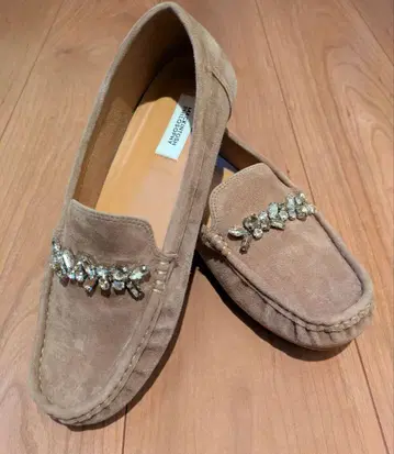 매킨토시 철학 비쥬 장식 베이지 스웨이드 모카신