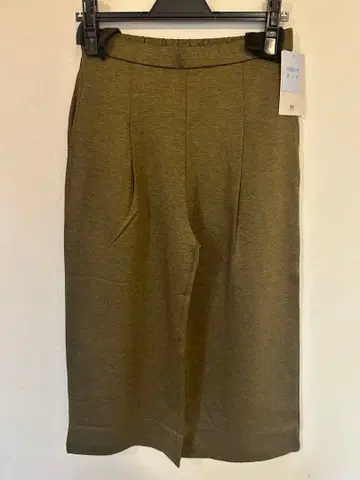 [ 새상품 미사용 ] 와코루 LOVE BODY 가우초 팬츠 M 올리브색