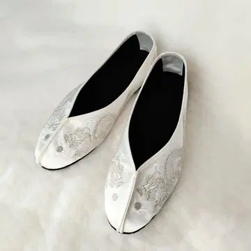 차이나 슈즈 화이트 새틴 자수 대만 fujintree 푸진슈