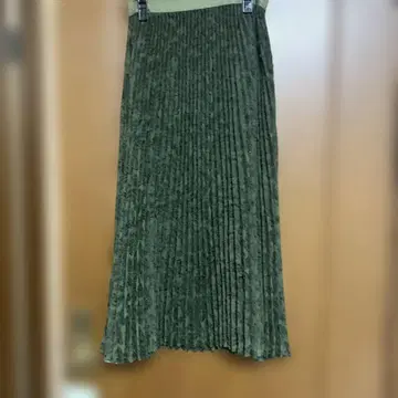 ADAM ET ROPE 올리브 그린 플리츠 스커트