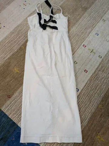 화이트 타이트 스커트 스트랩 포함