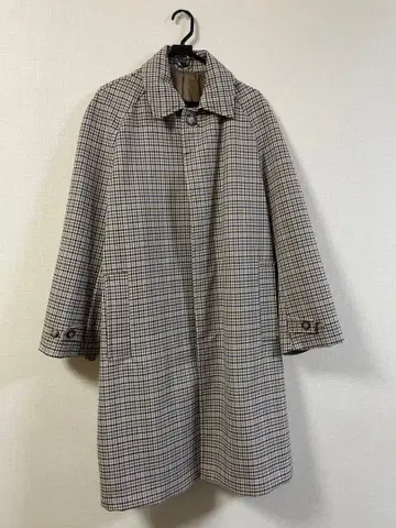 체크 무늬 베이지 트렌치코트