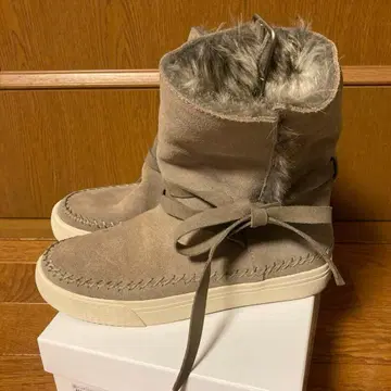 TOMS 베이지 스웨이드 퍼 어그 부츠