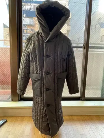 후드 부착 다크 그레이 퀼팅 코트