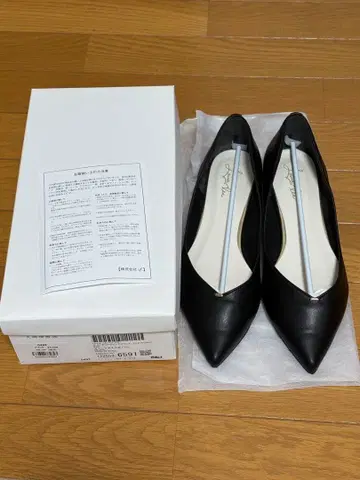 라우나레아 사이드 컷 플랫 펌프스