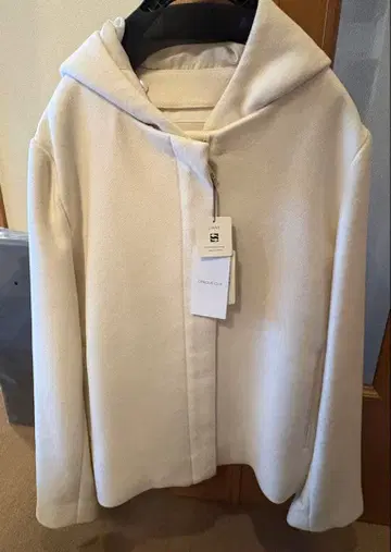 택 포함 미사용 새상품 오페크 도트 클립 노카라&후드 2way 코트