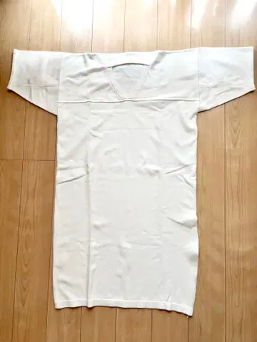 화이트 반팔 V넥 원피스