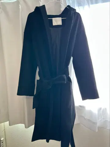 블랙 후드 부착 롱 코트 CECIL McBEE