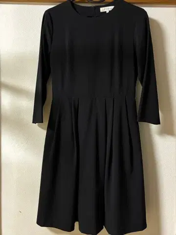 블랙 무릎 기장 원피스 그린 라벨 릴랙싱