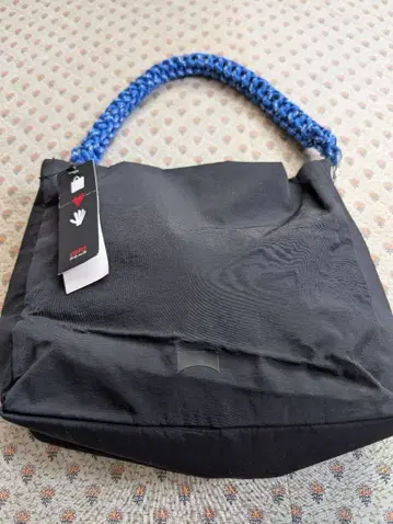 캠퍼 나일론 소재 블랙 숄더백 파란 핸들 포함