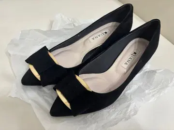 DIANA 리본 포함 블랙 스웨이드 펌프스