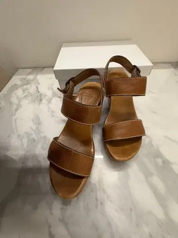 SAYA 브라운 가죽 스트랩 샌들 중간 힐