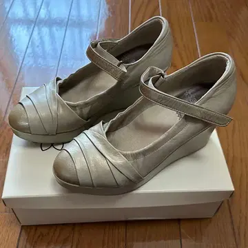 베이지 가죽 웨지 힐 펌프스 통굽