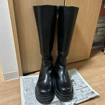 블랙 합성 피혁 롱 부츠 통굽