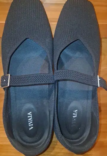 VVAIA 블랙 스트랩 플랫슈즈