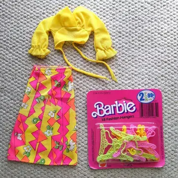 바비 빈티지 의류와 행거 묶음