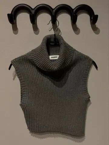 Daniel GUIZIO 그레이 비대칭 니트 터틀넥