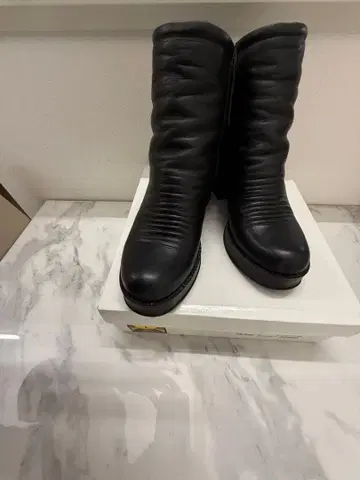 요스케 블랙 가죽 중간 힐 부츠