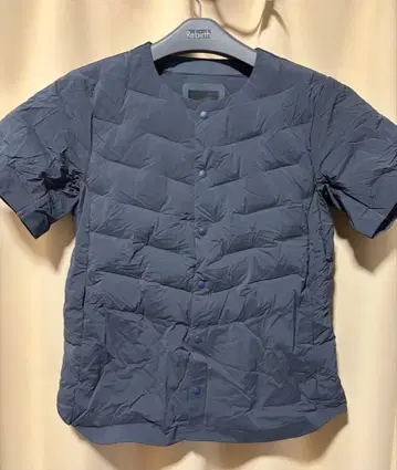 새상품급 DESCENTE ALLTERRAIN 하프 슬리브 다운 M 그레이