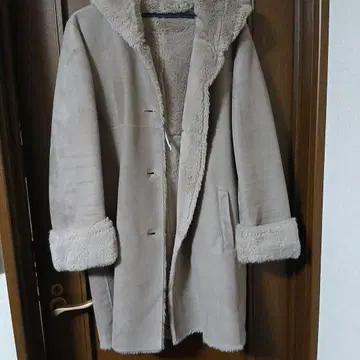 월드 베이지 무스탕풍 코트 프론트 버튼 포함