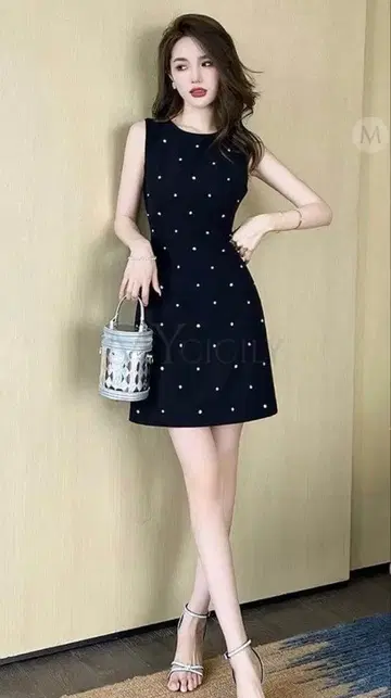 블랙 펄 장식 슬리브리스 드레스