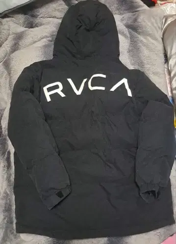 RVCA 블랙 다운 자켓 후드 부착