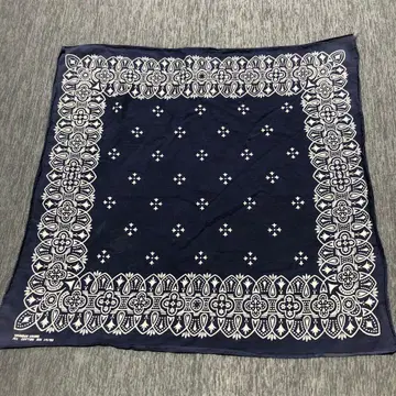 FJ 애용 아이언 크로스 빈티지 반다나 네이비 야마다 렌 착용